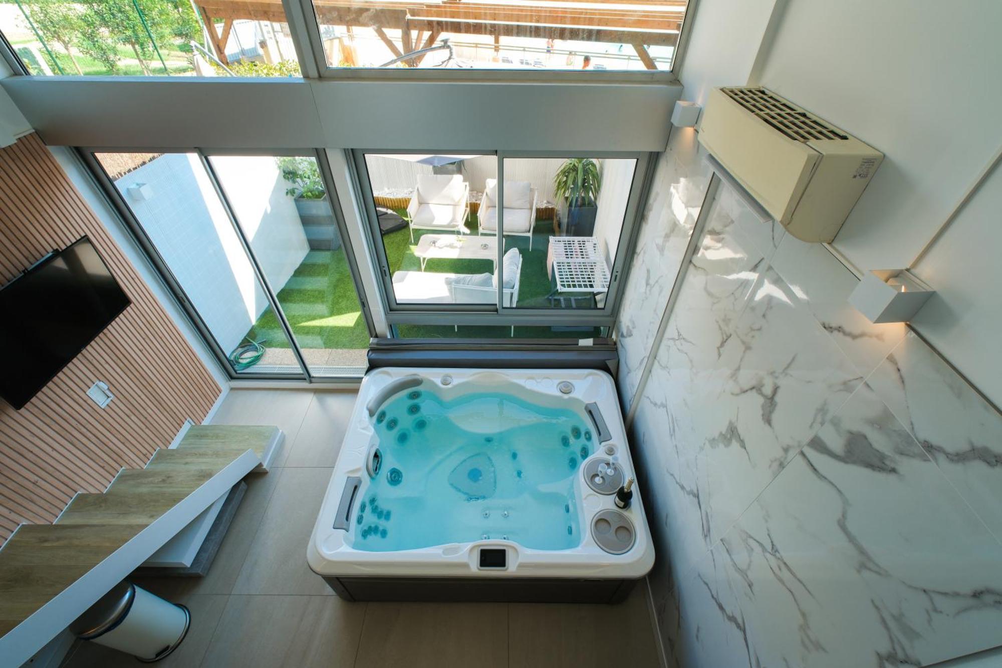 Villa Bono Jacuzzi & Spa Сен-Лоран-дю-Вар Екстериор снимка
