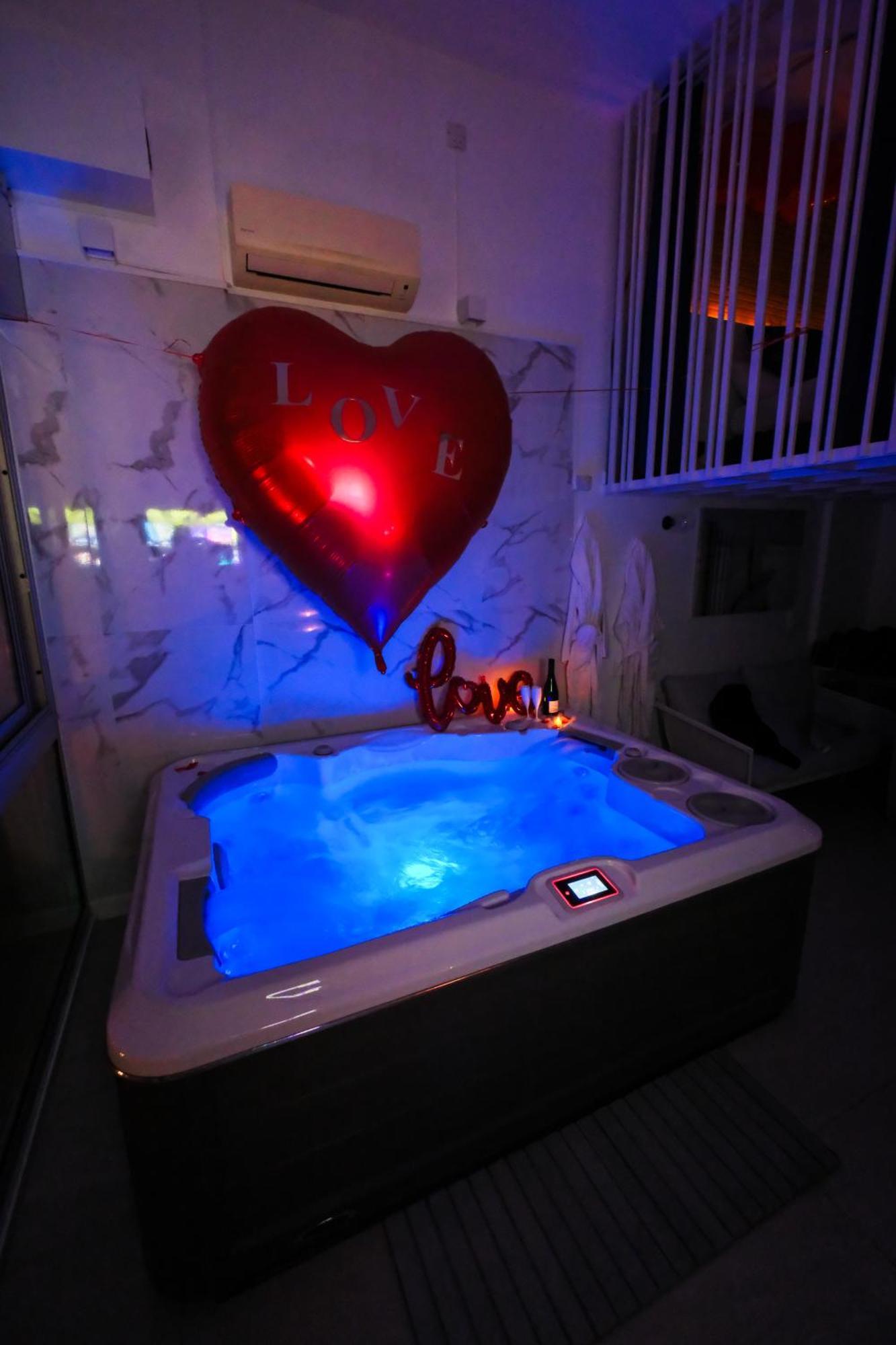 Villa Bono Jacuzzi & Spa Сен-Лоран-дю-Вар Екстериор снимка